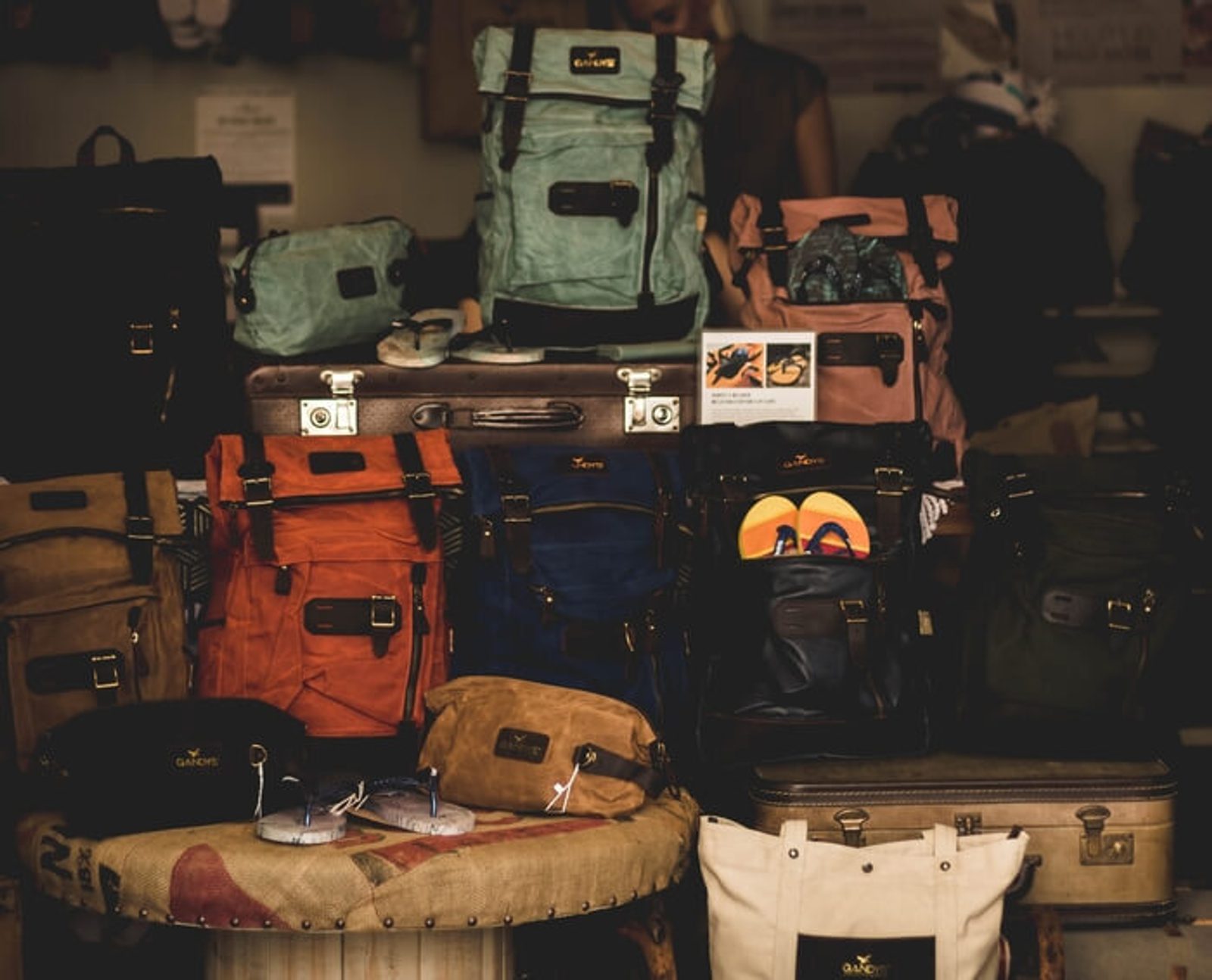 un mucchio di valigie